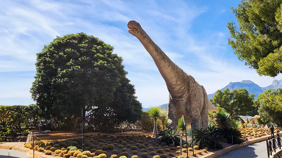 Ciekawostki o dinozaurach. Dino Park Algar na wybrzeżu Costa Blanka. Wielki dinozaur.