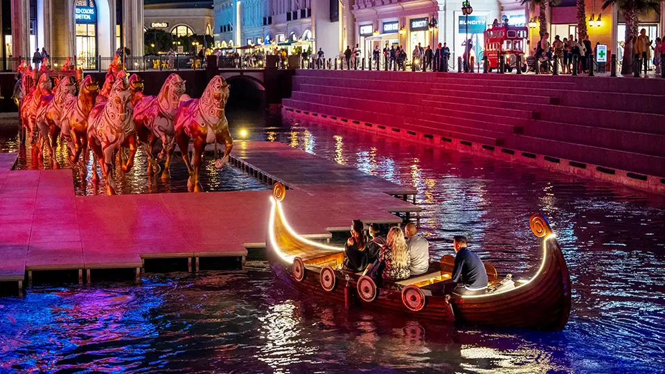 The Land of Legends rzeka  z gondolami