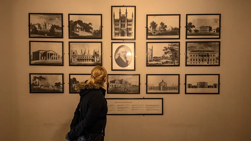 Stare zdjęcia na ścianie w Basildon Park