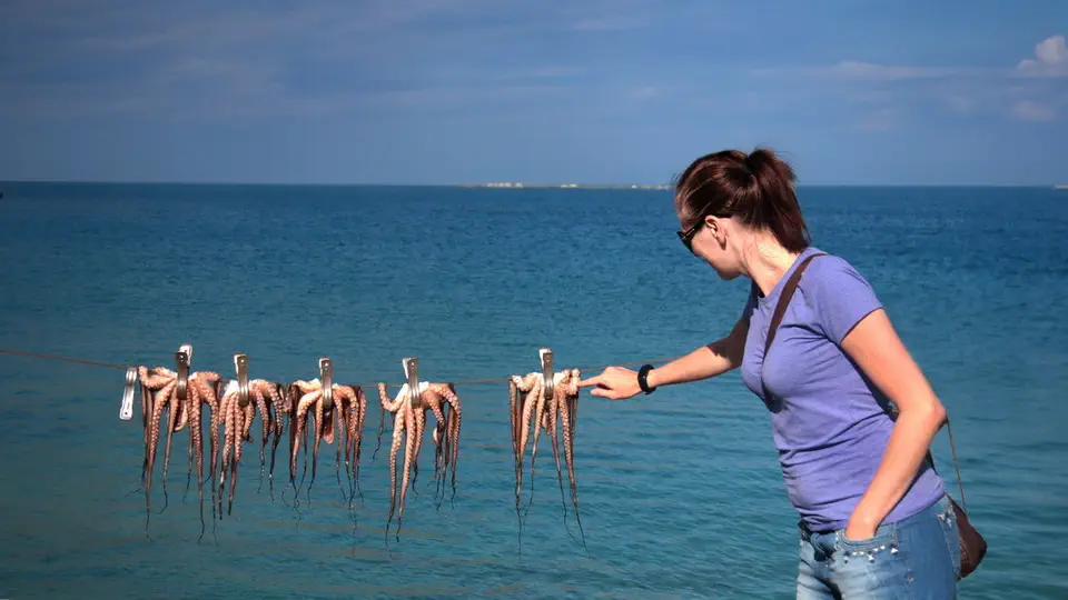 Kreta i greckie smakołyki z lokalnych restauracji. Ośmiornice suszące się na linie.