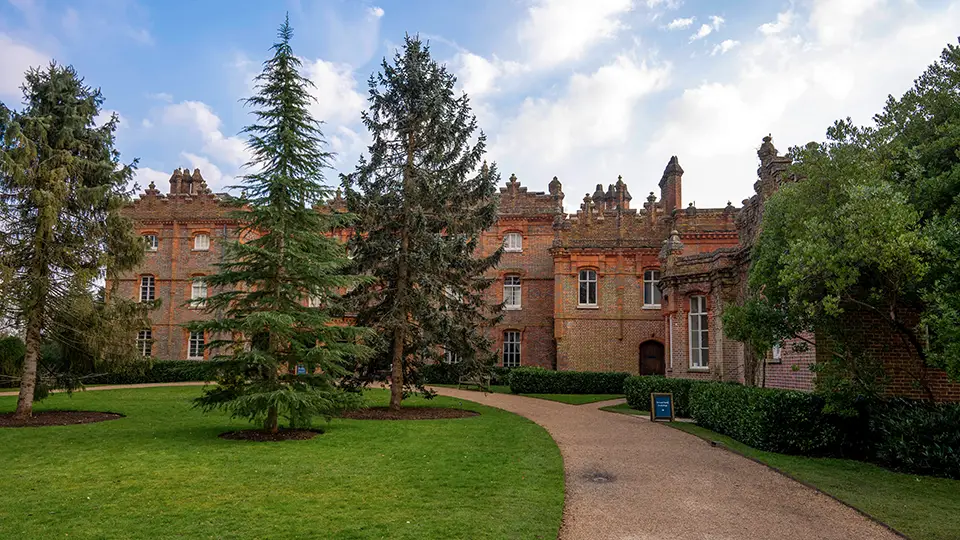 Hughenden Manor ogród przed wejściem do domu