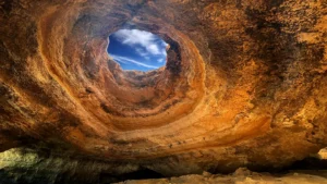 Słynna jaskinia Algar de Benagil na wybrzeżu Algarve w Portugalii