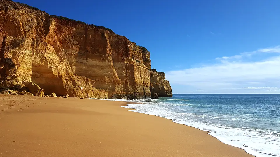 Plaża Praia de Benagil tuż obok słynnej jaskini