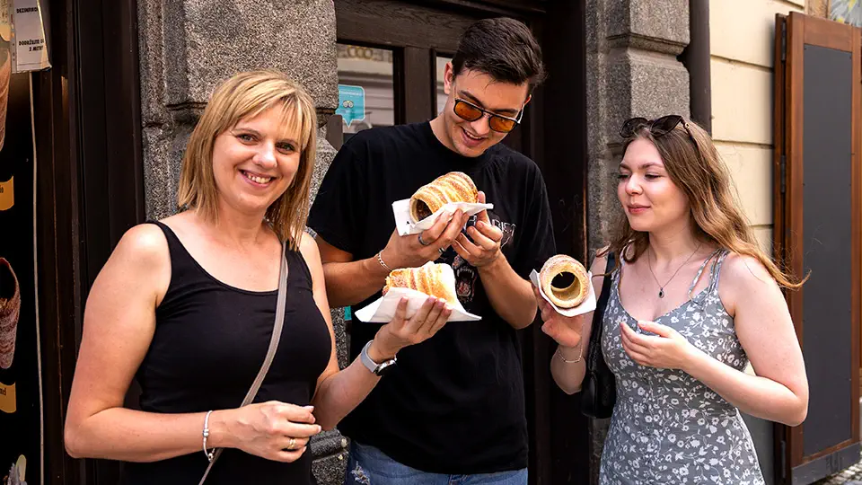 Trdlo albo Tredelnik - czeski, słodki przysmak. Sklep cukiernia. Nasze Szlaki w Pradze 