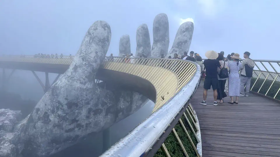 Quang Nam. Ba Na Hills w Wietnamie park rozrywki. Złoty Most.