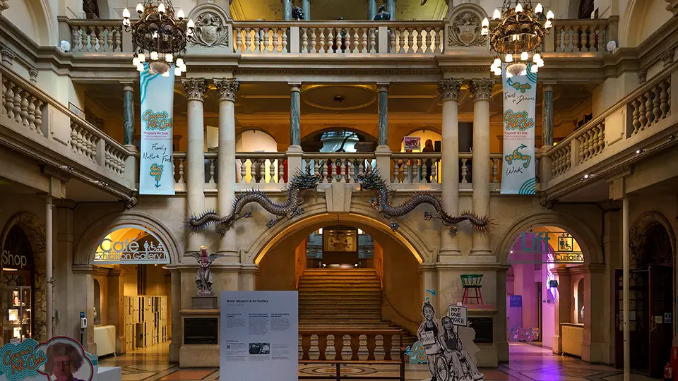 Wejście do Bristol Museum & Art Gallery muzeum sztuki w Bristolu