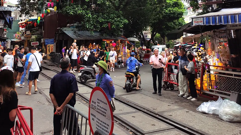 Słynna ulica Train Street w Hanoi
