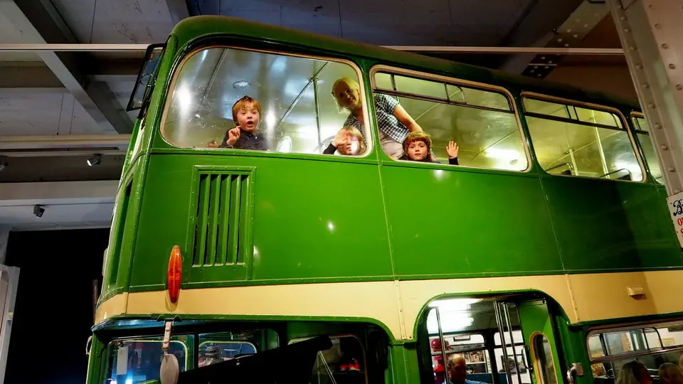 Zabytkowy autobus z muzeum MShed w Bristolu