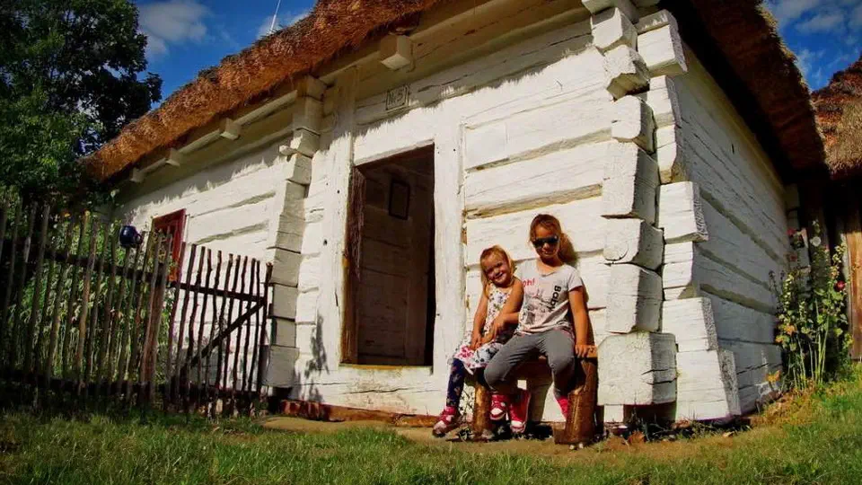 Dzieci w skansenie w Tokarni