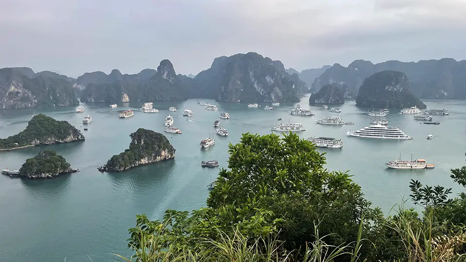 ZatokaHa Long w Wietnamie pełna statków pasażerskich
