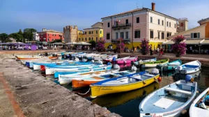 Jezioro Garda i miasto Bardolino leżące nad jego brzegiem