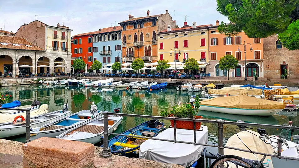  Jezioro Garda we Włoszech i miasto Desenzano