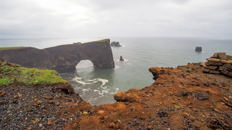 Islandia ciemne plaże, mgła i deszcz