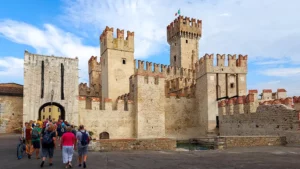 Miasto Sirmione we Włoszech. Jezioro Garda.