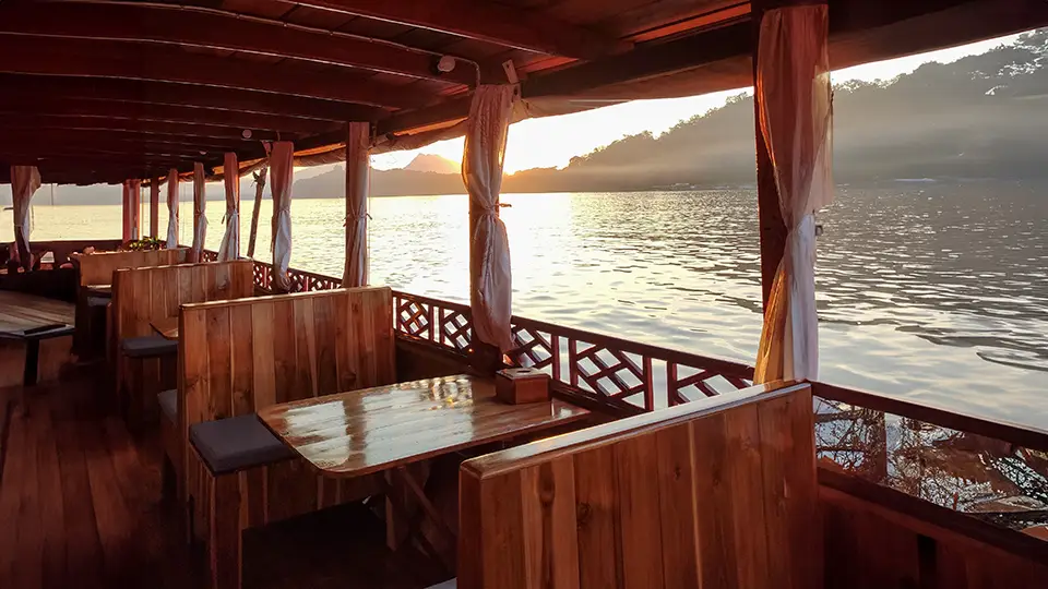 Miasto Luang Prabang w Laosie. Rzeka i restauracja nad wodą.