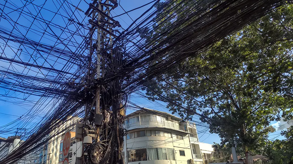 Kable na ulicy stolicy Laosu Wientian