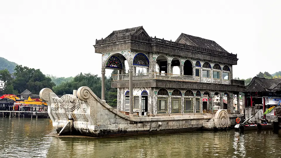Chiny marmurowa łódź przy Pałacu Letnim