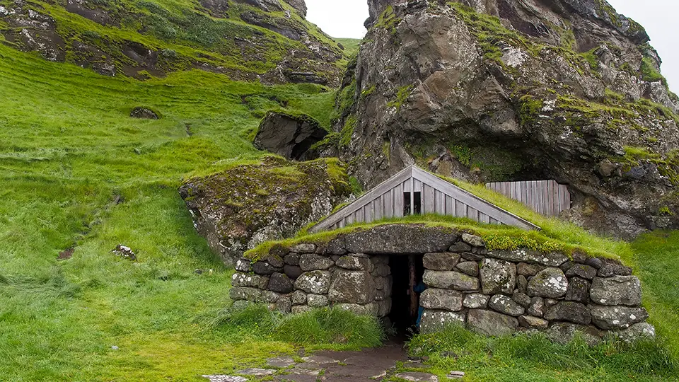 Islandia, chata w skale