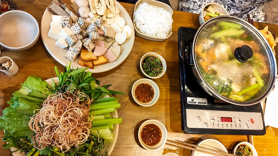 Kuchnia wietnamska. Wietnam jedzenie typu Hot Pot