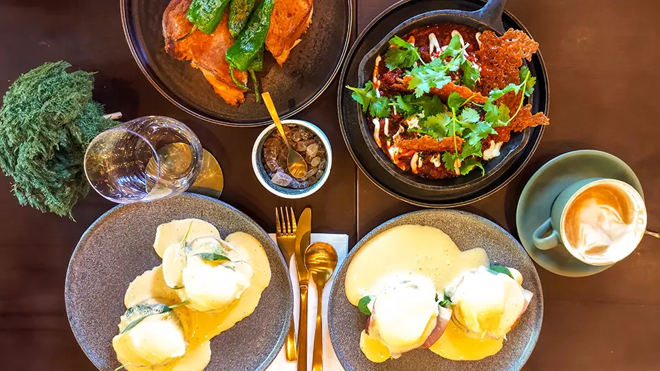 Stół zastawiony jedzeniem. Restauracja, Wilno, Litwa