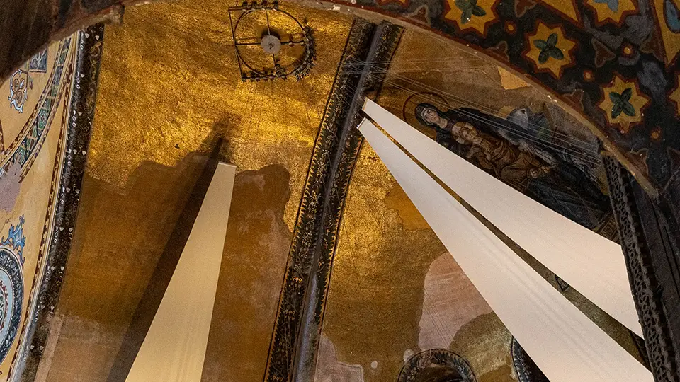 Ukryte przed muzułmańskimi wiernymi chrześcijańskie symbole i rysunki w meczecie
