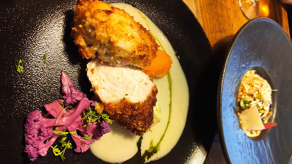 Kurczak na talerzu w Tallinie, Estonia