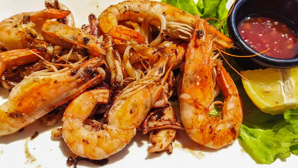 Krewetki i owoce morza w albańskiej restauracji