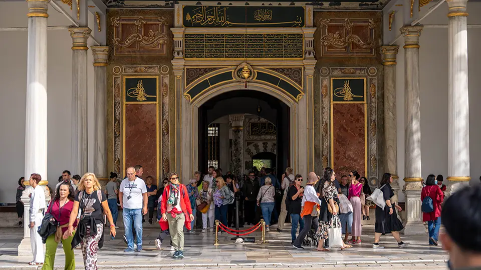 Pałac Topkapi w Stambule i Brama Szczęśliwości