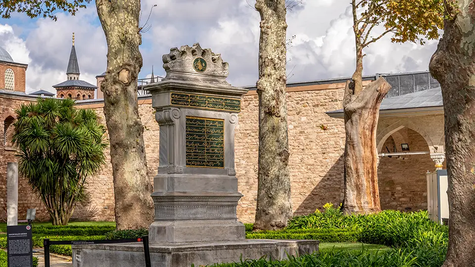 Pałac Topkapi w Stambule i pierwszy dziedziniec