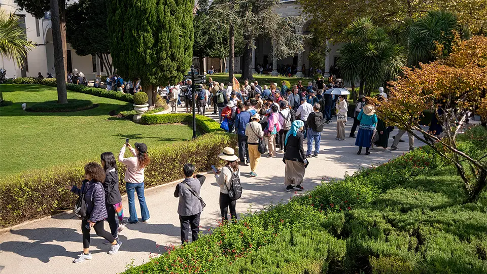 Pałac Topkapi w Stambule i trzeci dziedziniec. Turyści stojący w kolejce