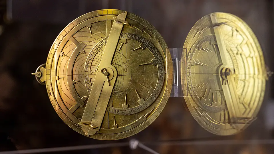 Muzeum Historii Nauki i Techniki islamskiej w Stambule urządzenia i mechanizm starego zegara 