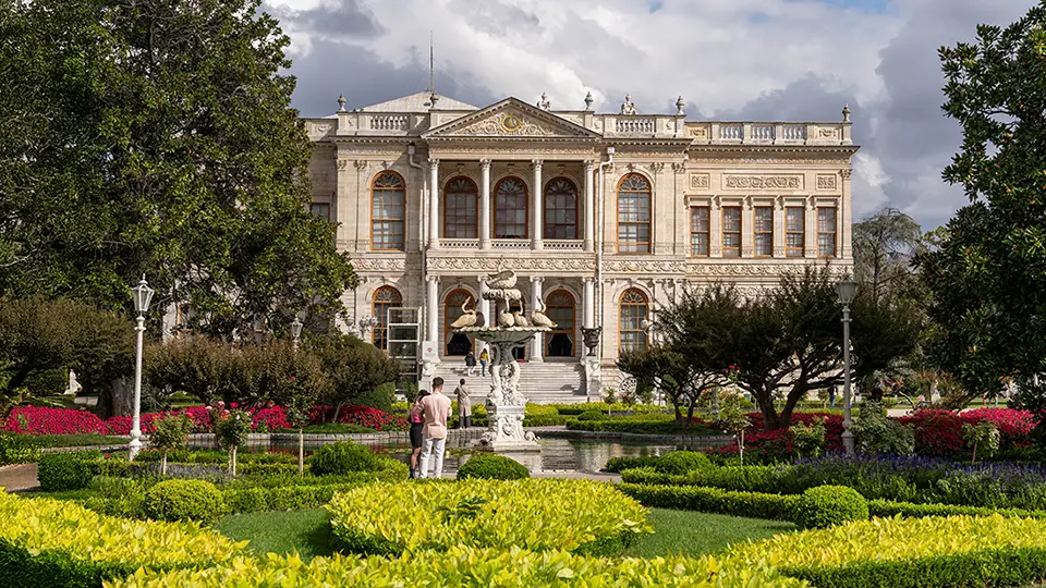 Pałac Dolmabahce w Stambule informacje i ciekawostki