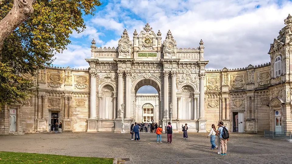 Pałac Dolmabahce w Stambule i brama cesarska