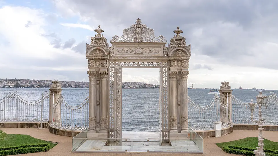 Jedna z bram pałacu Dolmabahce wychodząca na Bosfor