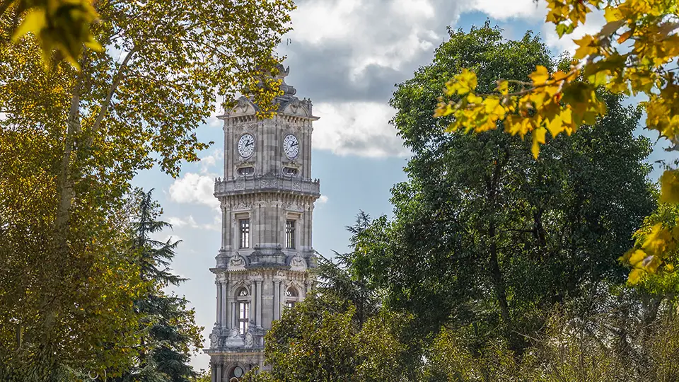Wieża zegarowa przy pałacu Dolmabahce w Stambule