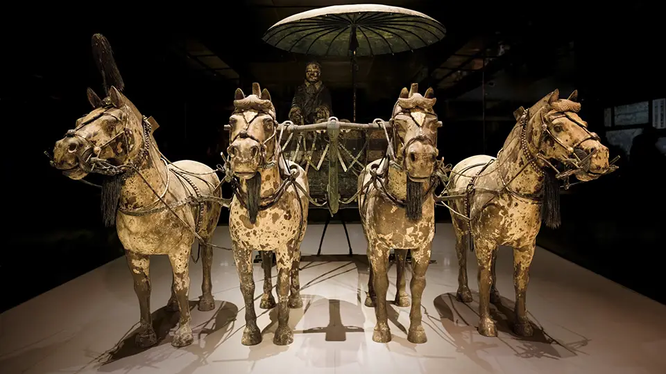 Terakotowa armia i wóz bojowy cesarza zaprzęgnięty w cztery konie