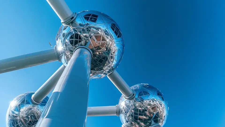 Weekend w Brukseli Atomium symbol miasta AI
