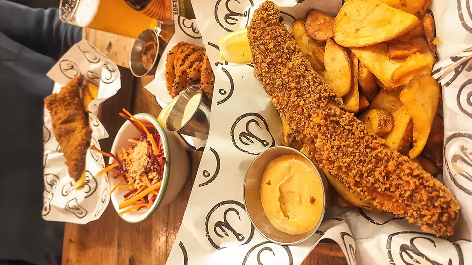 Weekend w Brukseli ryba z frytkami i smaczne sosy