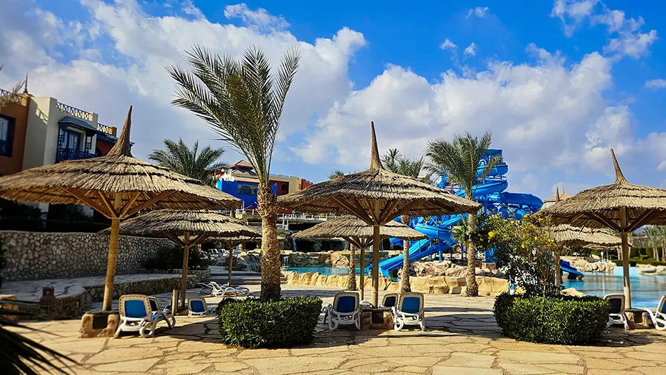 Wycieczka do Egiptu. Kurort Szarm el-Szejk w Egipcie, baseny i leżaki przy nich