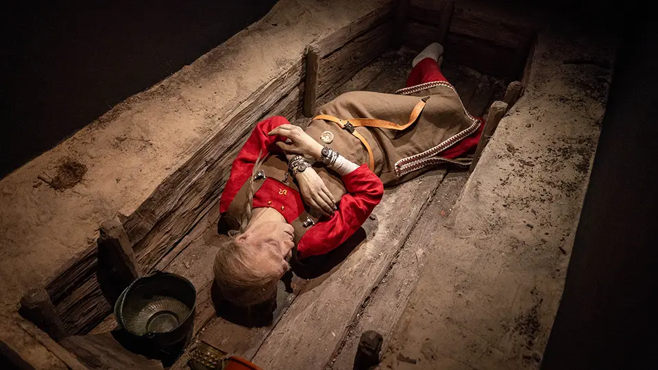 Grób gocki z muzeum w Elblągu. Rekonstrukcja pochówku gockiego wojownika