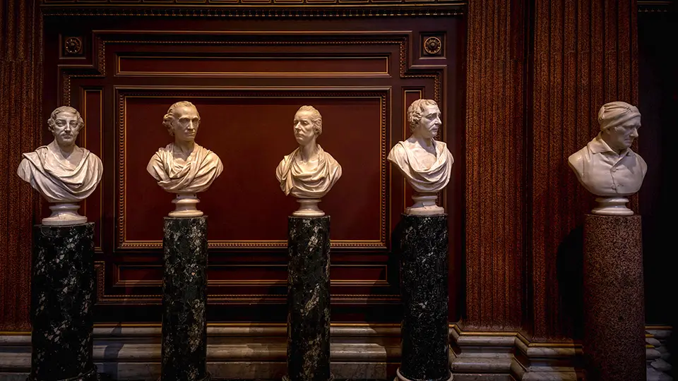 Muzeum Fitzwilliam w Cambridge, popiersia, rzeźby założycieli i sponsorów
