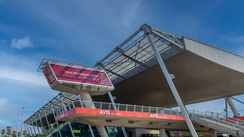 Tirana w Albanii i port lotniczy