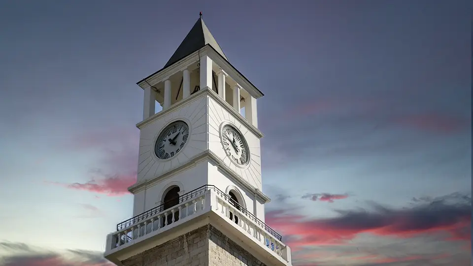 Tirana, Albania i wieża zegarowa AI