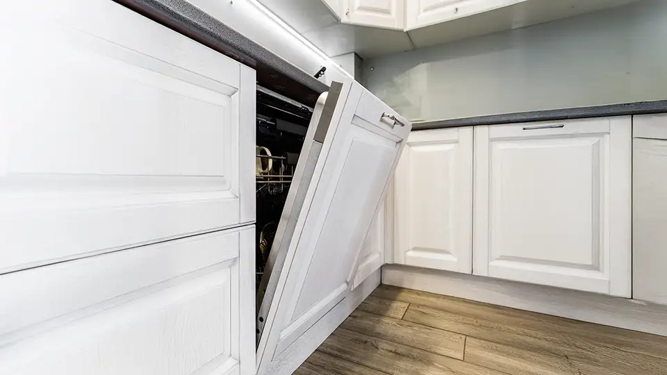 Czy warto inwestować w zmywarkę z funkcją ECO? Jakie oszczędności przynosi ekologiczne mycie naczyń?