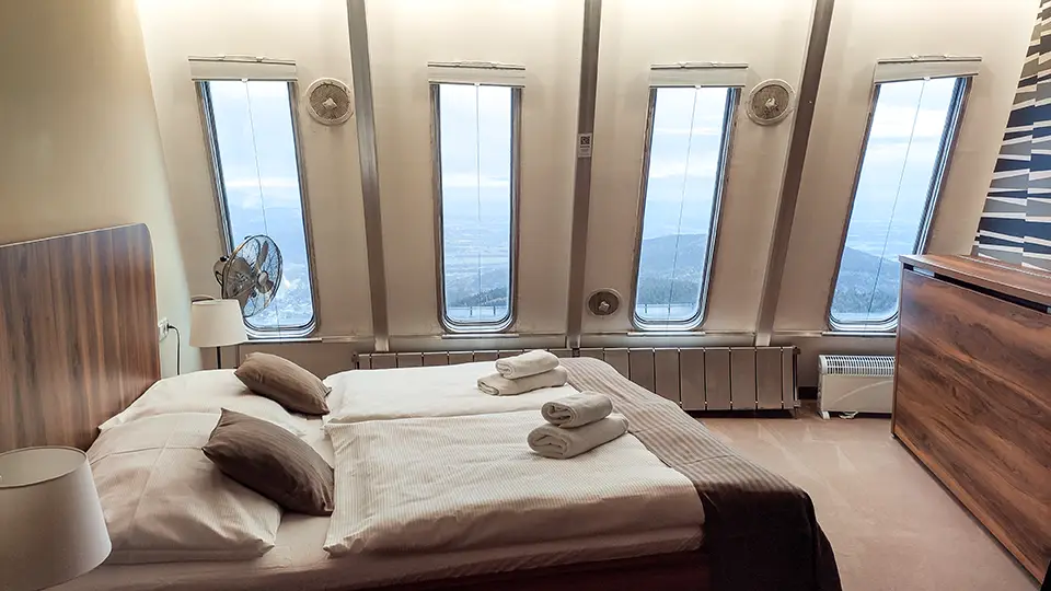 Hotel na górze Ještěd w Czechach.