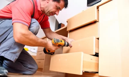 Montaż bez skrzypienia: Co wpływa na trwałość mebli poza materiałem, z którego są wykonane?