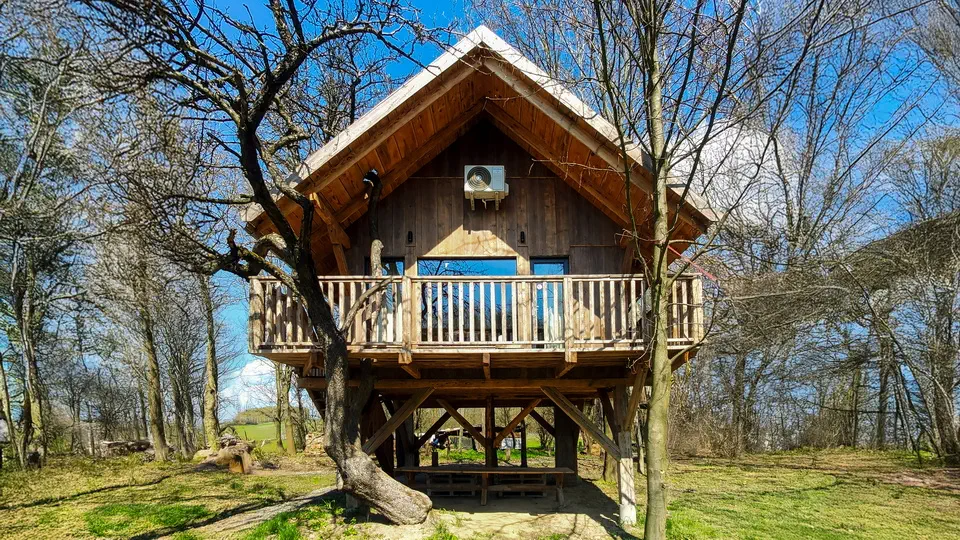 Stara Kuźnia – Domki na Drzewie w Pstrągowej.