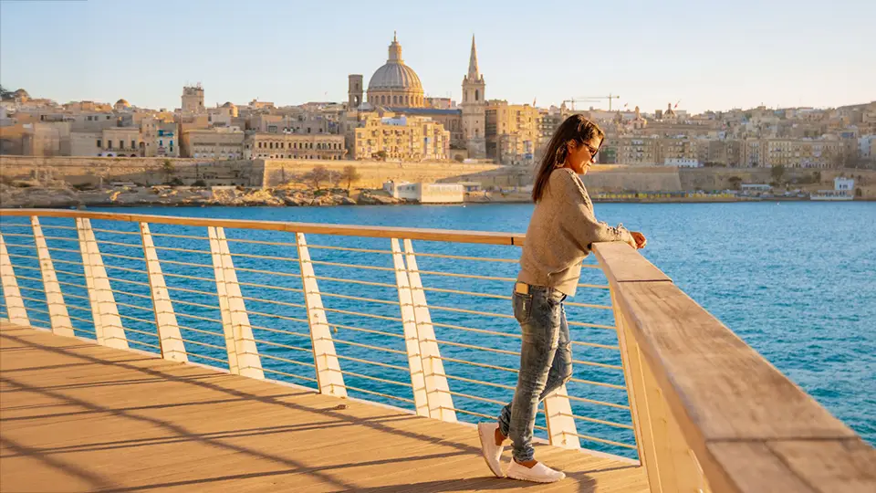 Malta, Valletta i dziewczyna na tarasie widokowym.
