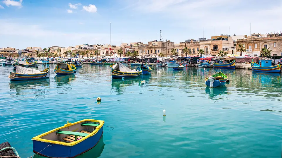 Port pełen łodzi na Malcie.