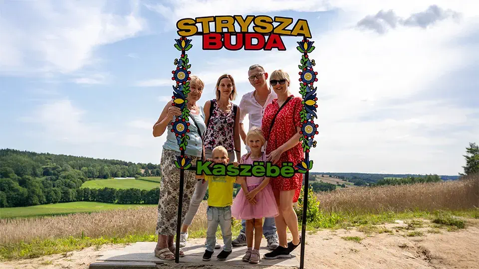 Kaszubski Park Gigantów we wsi Strysza Buda na Kaszubach. Magdalena Kiżewska, Beata Synak, Marek Synak, Wanda Bonk.